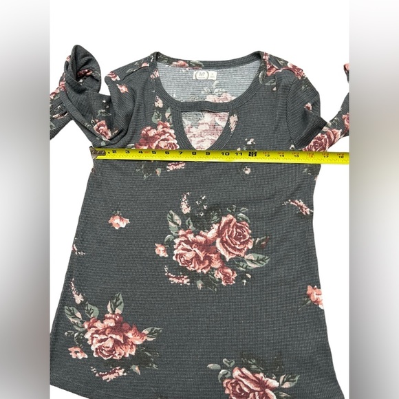 🩷 3/$20 Maurices medium 24/7 Gray Floral Cut Out Neck Textured Tee - Picture 10 of 10